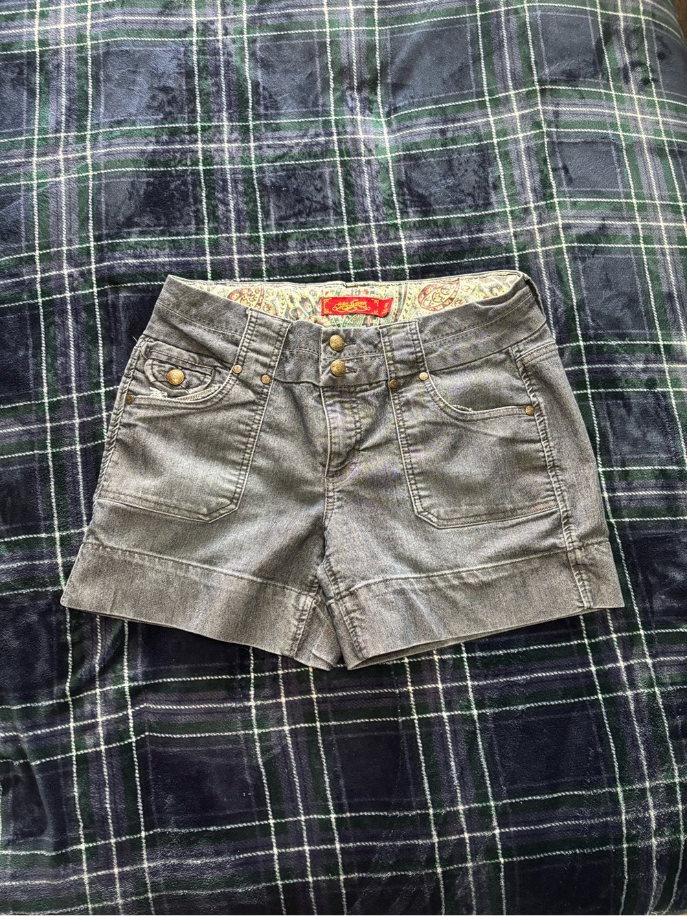 Y2K 2000s dark wash denim shorts with cute pocket designs on front&back. Size 8.